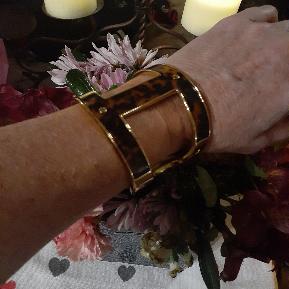 SALE ☀️💥🔆 Michael Kors NWoT Tortoise and Gold Cuff - Picture 5 of 9